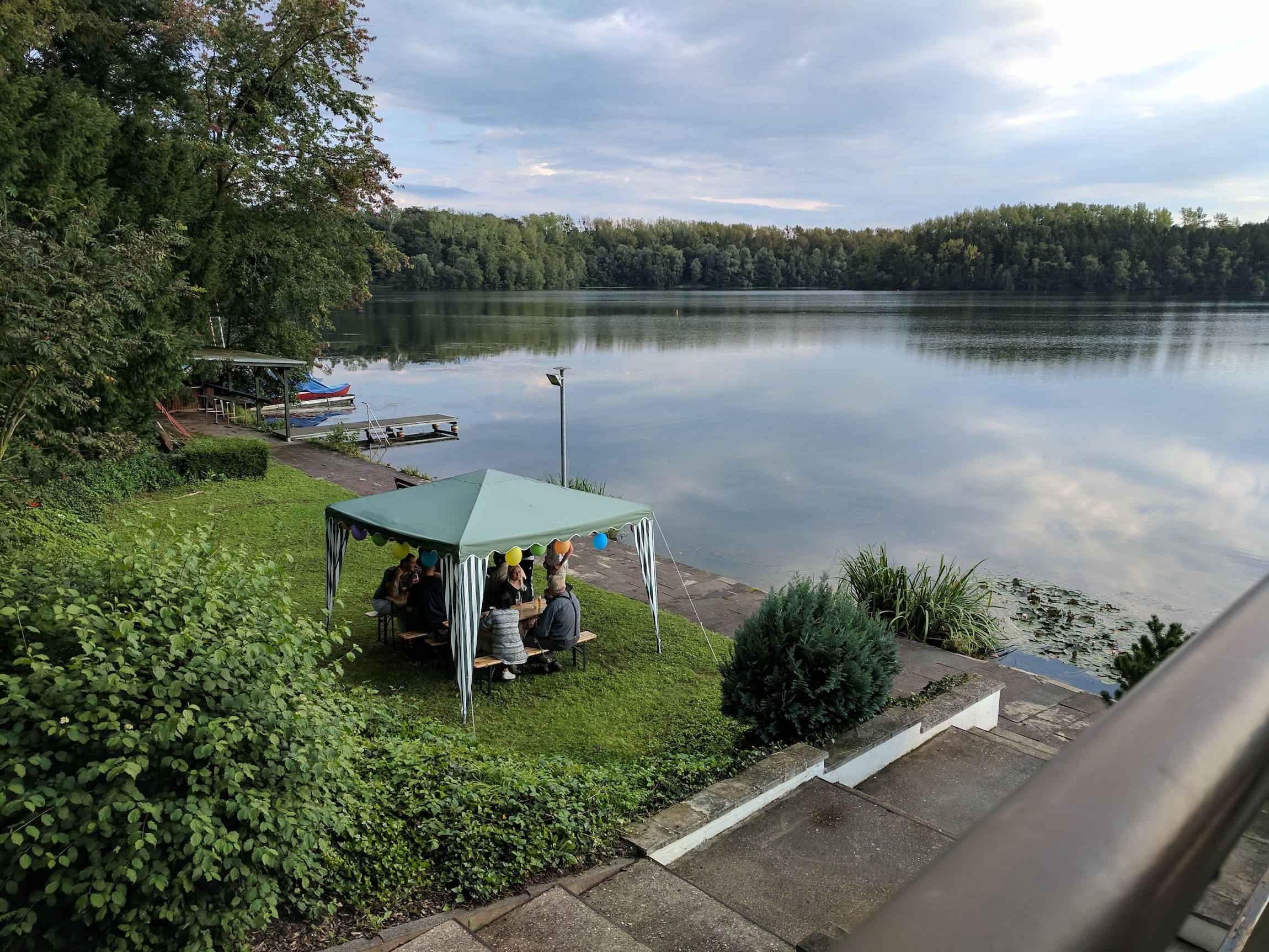 Blick vom Vereinsgelände über den Heider Bergsee